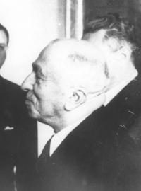 Prezident Emil Hácha hovoří s K.H.Frankem (vlevo) v roce 1942