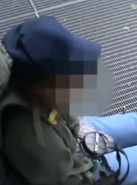 Strážníci ženu omezili na osobní svobodě a předali přivolané hlídce Policie ČR k dalšímu opatření. Přivolaní záchranáři rozhodli o jejím převozu na psychiatrii.
