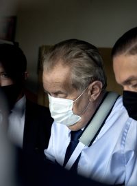 Prezident Miloš Zeman odevzdal svůj hlasovací lístek ve volbách do Senátu v obvodu Praha 5.