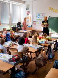 Na Základní škole Hornoměcholupská přivítala paní ředitelka primátora Prahy Bohuslava Svobodu (ODS)