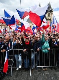 Na 4000 příznivců SPD a menších stran demonstruje v centru Prahy. Sešli se na akci Česko proti válce