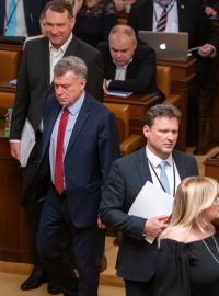 Mimořádná schůze Poslanecké sněmovny ke koncepci armády do roku 2035