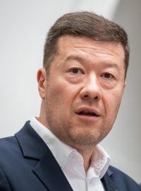 Předseda SPD Tomio Okamura (vlevo) a předseda hnutí ANO Andrej Babiš na tiskové konferenci opozičních stran ANO a SPD po opuštění jednacího sálu na mimořádné schůzi Sněmovny