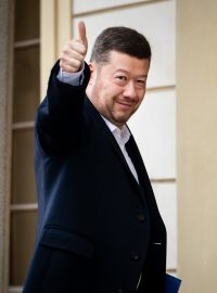 Předseda hnutí SPD Tomio Okamura přijíždí na povolební schůzku s prezidentem Petrem Pavlem