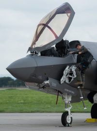 Podle pilotů je na F-35 nejsložitější letový boj a taktika, kterou se musí učit několik let