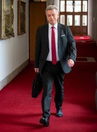 Pavel Blažek (ODS) přichází na jednání vlády, kde se řešil sporný miliardový dar ministerstvu spravedlnosti od trestaného obchodníka s drogami