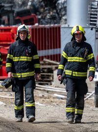 Hasiči zasahují na skládce u obce Rynholec, kde bojují s rozsáhlým požárem plastového odpadu