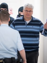 Bývalý ředitel nemocnice Motol Miloslav Ludvík obviněný v kauze veřejných zakázek Fakultní nemocnice v Motole u Obvodního soudu pro Prahu 5, který rozhodoval o jeho vzetí do vazby