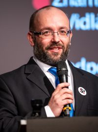 Předseda hnutí STAČILO! Daniel Sterzik na tiskové konferenci k představení lídrů kandidátek a programu hnutí Stačilo! pro sněmovní volby 2025