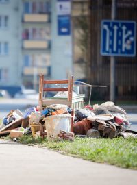 Zatopené věci určené k vyhození na opavském sídlišti Kateřinky