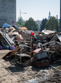 Zatopené věci určené k vyhození na opavském sídlišti Kateřinky