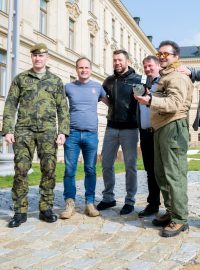 Lidé spojení se Skupinou D. Zleva náčelník Generálního štábu Armády ČR a čestný předseda spolku Karel Řehka. Milan Mikulecký, Jan Veverka, Martin Kroupa, herec Ondřej Vetchý, Mikuláš Kroupa a Otakar Foltýn pózují s dronem