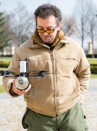 Ondřej Vetchý po ukázce s dronem také zapózoval