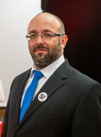 Předseda hnutí STAČILO! Daniel Sterzik na tiskové konferenci k představení lídrů kandidátek a programu hnutí Stačilo! pro sněmovní volby 2025