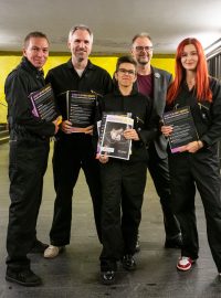 Lídři Pirátů vyrazili v protikorupčních kombinézách na pražském Smíchovském nádraží lidem představit pirátský protikorupční balíček. Na snímku zleva Ivan Bartoš, Zdeněk Hřib, Olga Richterová, Libor Dušek a Katerina Demetrashvili