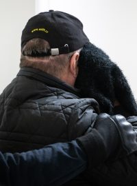 Pavel Budinský v doprovodu policisty přichází k jednací síni Obvodního soudu pro Prahu 5, který rozhodoval o návrhu na vazbu pro čtyři obviněné v kauze veřejných zakázek Fakultní nemocnice v Motole
