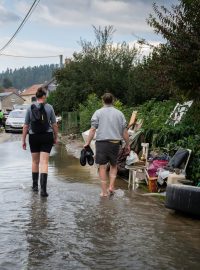 Úklid po ničivých povodních v obci Zátor, která leží kousek od Krnova