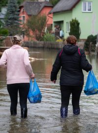 Sousedé si v Zátoru pomáhají třeba tím, že si navzájem nosí jídlo a čistící prostředky