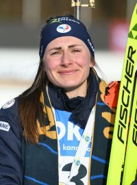 Justine Braisazová-Bouchetová se při slavnostním ceremoniálu neubránila slzám