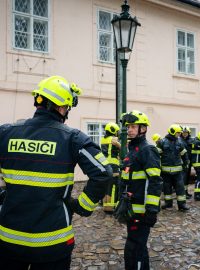 Hasiči instalují protipovodňové stěny v Praze na Kampě