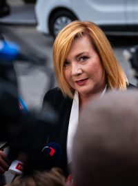 Alena Schillerová přichází do volebního štábu hnutí ANO