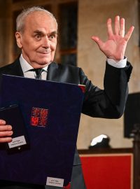 Kameraman Vladimír Smutný s medailí Za zásluhy I. stupně