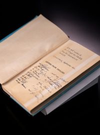 Lidé si mohou v pražském Muzeu literatury prohlédnout výtisk cestopisu Karla Čapka Anglické listy. Originál však bude k vidění jenom pět dní, pak jej nahraní kopie