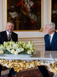 Český prezident Petr Pavel (vpravo) a nový slovenský prezident Peter Pellegrini na oficiální návštěvě Česka