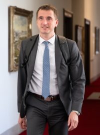 Lukáš Vlček (STAN) přichází na jednání vlády
