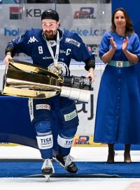 Kapitán Komety Brno Jakub Flek s titulem mistrů hokejové extraligy