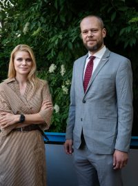 Zuzana Kovačič Hanzelová a Victor Breiner na konferenci Českého rozhlasu Plus Pravda v pohybu
