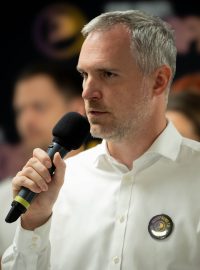 Zdeněk Hřib na konferenci, kde Piráti představili memorandum o spolupráci se Stranou zelených a společný plán pro podzimní volby pod heslem Nakopneme to